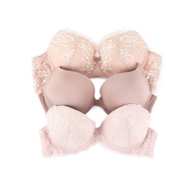 Üç farklı güzel sütyen, beyaz manzaralı.