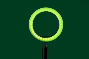 Halka lambası yeşil arkaplanda duruyor
