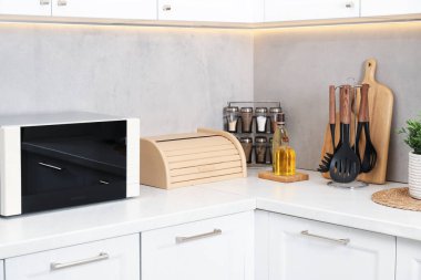 Mutfak tezgahında kapalı mikrodalga fırın.