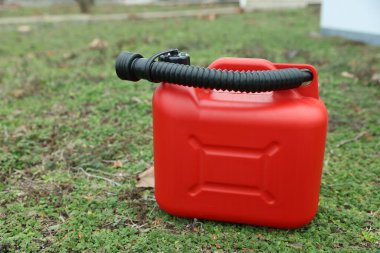 Yeşil çimlerin üzerine püskürtülmüş kırmızı plastik kaplar.