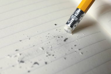 Kağıt üzerinde silgi ile kalem kullanarak, yakın plan