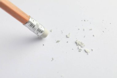 Beyaz kağıt üzerine silgi ile kalem kullanarak, yakın plan