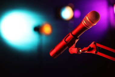 Mikrofon renk arkaplanına karşı, bulanık ışıklarla, metin için boşluk. Bokeh etkisi