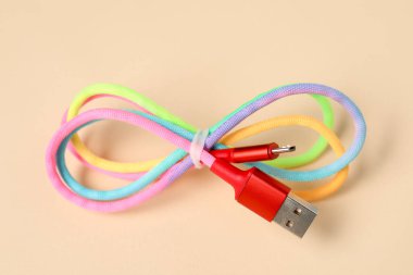 Bej arka planda bir USB şarj kablosu, yakın plan