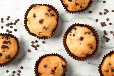 Beyaz mermer masa üzerinde çikolata parçalı lezzetli kek, düz yatıyordu.