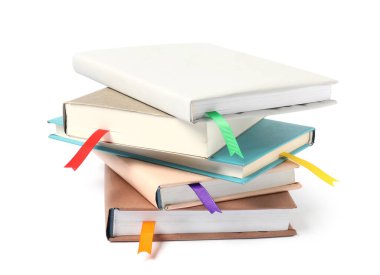 Beyaz üzerine izole edilmiş kurdele yer imlerine sahip kitaplar