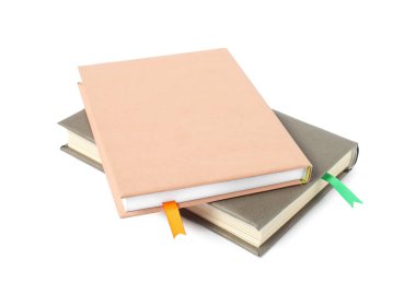 Beyaz üzerine izole edilmiş kurdele yer imlerine sahip kitaplar