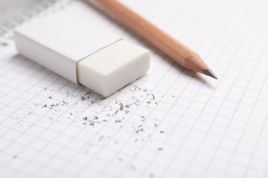 Silgi, kalem ve kırıntılar defterde, yakın plan