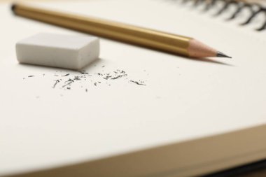 Silgi, kalem ve kırıntılar defterde, yakın plan