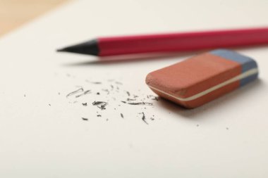 Silgi, kalem ve kırıntılar defterde, yakın plan