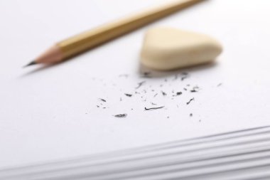 Silgi, kalem ve kırıntılar kağıda, yakın plan