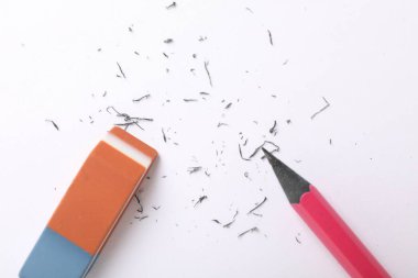 Silgi, kalem ve kağıt üzerindeki kırıntılar, düz konum