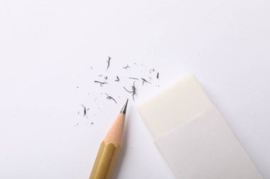 Silgi, kalem ve kağıt üzerindeki kırıntılar, düz konum