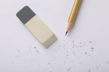 Silgi, kalem ve kağıt üzerindeki kırıntılar, düz konum