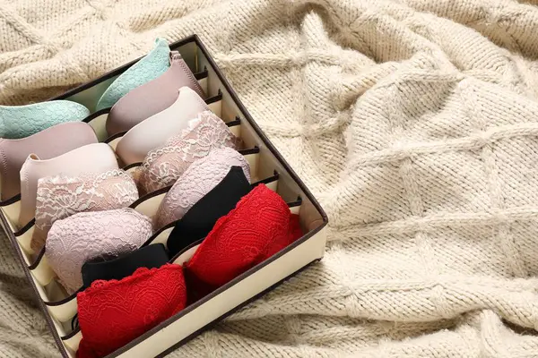 Bej battaniyeli sutyenli organizatör, yakın plan. Metin için boşluk