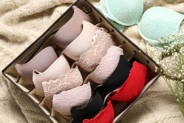 Bej battaniyeli sütyen ve çiçeklerle düzenleyici, düz yatıyordu.