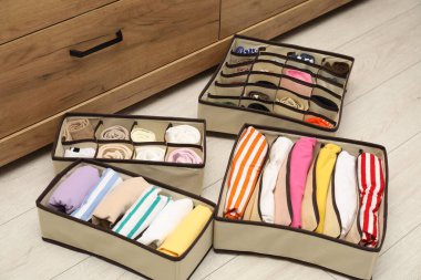 İçerde katlanmış giysileri olan organizatörler