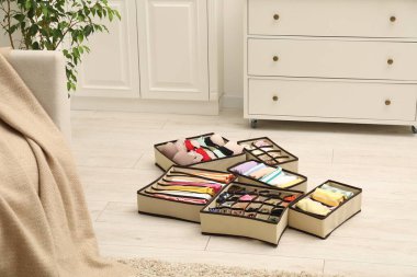 İçerde katlanmış giysileri olan organizatörler