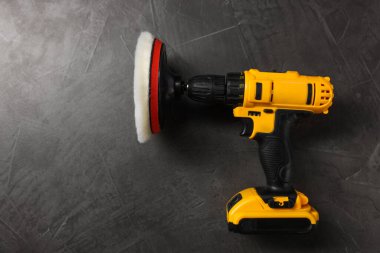 Gri masasında cila pedi olan elektrikli tornavida. Metin için boşluk
