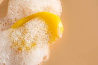 Şeftali arkaplanlı köpüklü sabun barı, üst manzara. Metin için boşluk