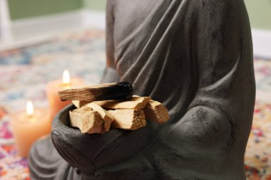 Palo santo 'lu Buda heykeli kapalı mekanda duruyor.