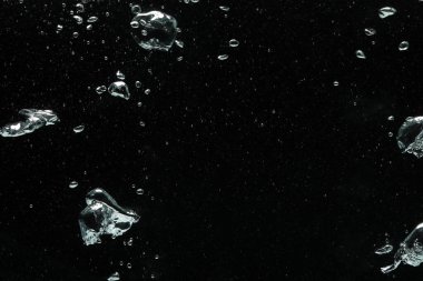 Siyah arkaplanda birçok su kabarcığı, yakın plan