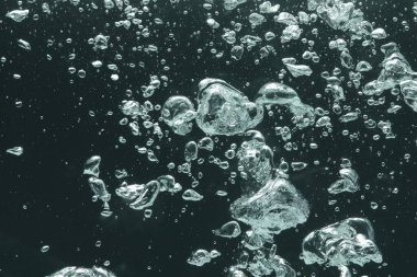 Koyu arkaplanda birçok su kabarcığı, yakın plan