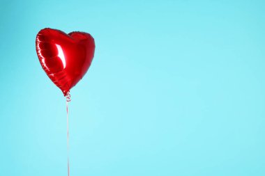 Açık mavi arka planda kırmızı kalp şeklinde bir balon, mesaj için yer var. Sevgililer Günün kutlu olsun.