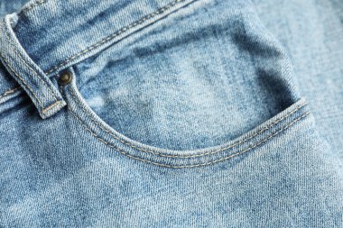 Arka plan olarak cebi olan açık mavi kotlar, yakın plan