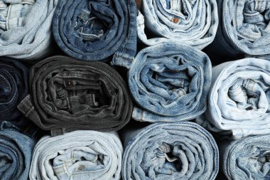 Arka plan olarak farklı modaya uygun kot pantolon, üst görünüm