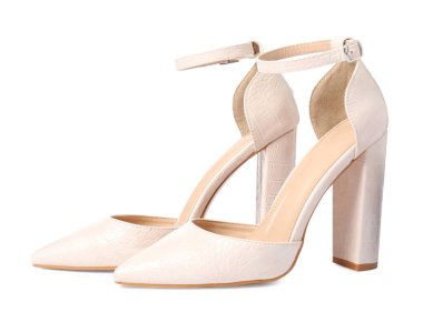 Bir çift güzel ayakkabı beyaza izole edilmiş.