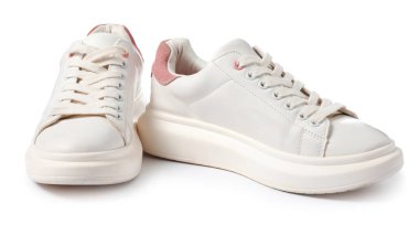 Beyaza izole edilmiş bir çift şık spor ayakkabı. Spor ayakkabılar.