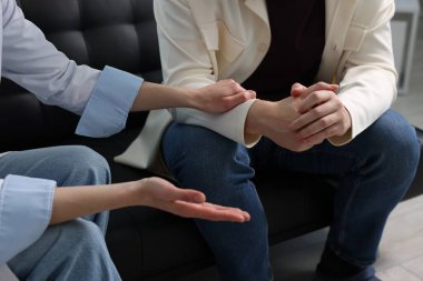 Bağımlı bir adamın klinikteki bağımlılık uzmanıyla randevusu var.