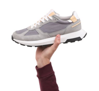 Beyaz sırt çantalı şık ayakkabılı adam, yakın plan.