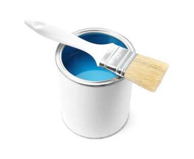 Açık mavi boya ve fırça tenekesi beyazda izole edilmiş.