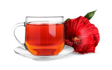 Taze demlenmiş amber çayı ve beyaz üzerine izole edilmiş kırmızı çiçek.