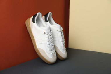 Renkli arka planda şık bir çift spor ayakkabı, metin için yer. Sıradan ayakkabılar.