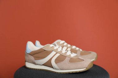 Kırmızı arka planda bir çift şık spor ayakkabı. Metin için boşluk