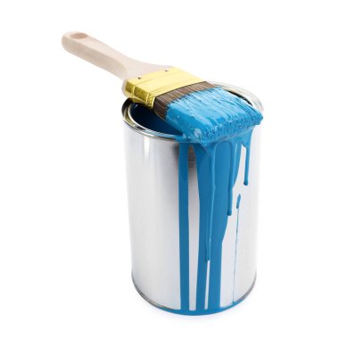 Açık mavi boya ve fırça tenekesi beyazda izole edilmiş.