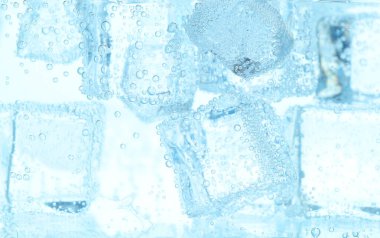 Beyaz arkaplana karşı buzlu soda tazeleniyor, yakın plan