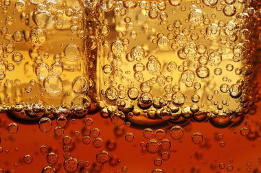 Arka plan olarak buz küpleri ile soda tazeleniyor, yakın plan