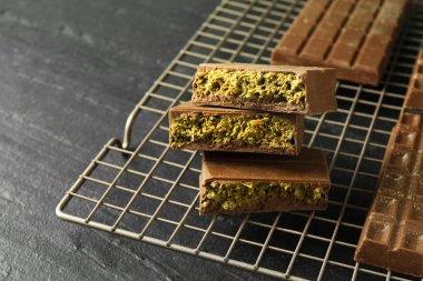 Lezzetli Dubai çikolatası parçaları. Üzerinde şam fıstığı ve kaka var. Yakın plan.