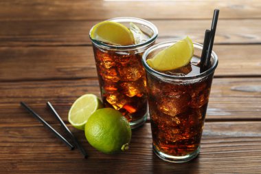 Limon dilimleri ve ahşap masadaki limonlu buzlu kolayı tazeliyorum.