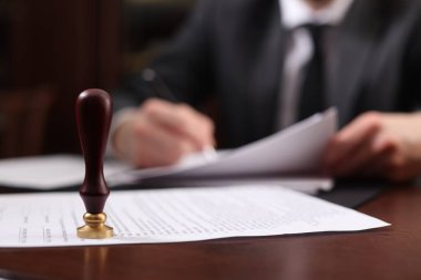 Ofiste çalışan noter, pullara odaklan.