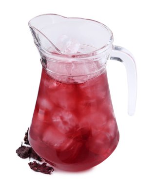 Cam sürahide buzlu leziz amber çayı ve beyaza izole edilmiş kuru roselle sepals.