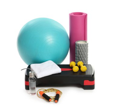 Beyazda izole edilmiş birçok farklı fitness ekipmanı