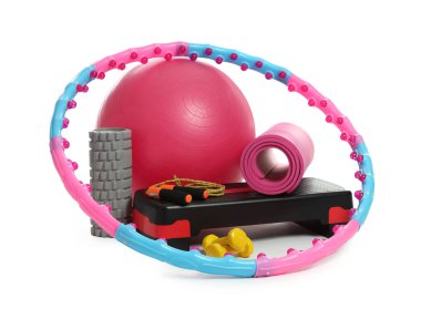 Beyazda izole edilmiş birçok farklı fitness ekipmanı