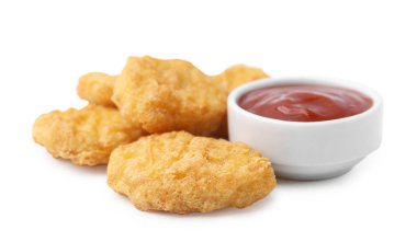 Beyaz soslu lezzetli tavuk nuggetları.