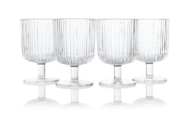 Birçok boş temiz bardak beyaz üzerine izole