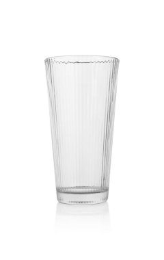 Beyaz üzerine izole edilmiş boş bir bardak